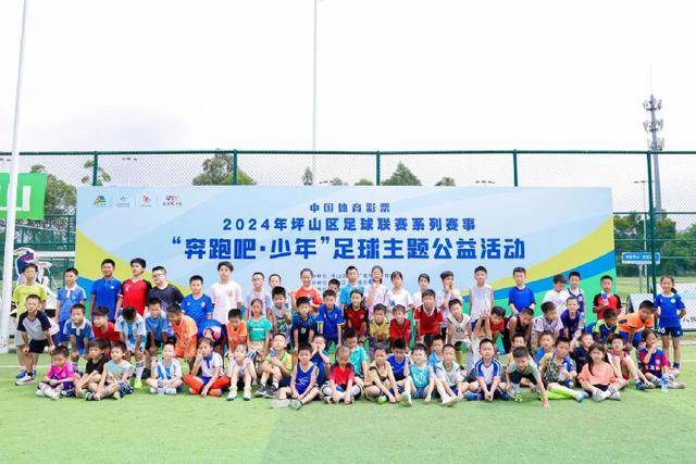 小伙耗尽积蓄购得荒城，探险地下洞穴收获百万粉丝